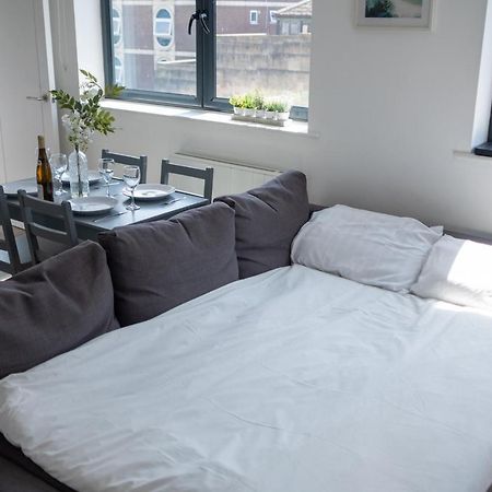 Modern One Bedroom Apartment In Town Centre & 4 Min To The Beach Борнмут Экстерьер фото