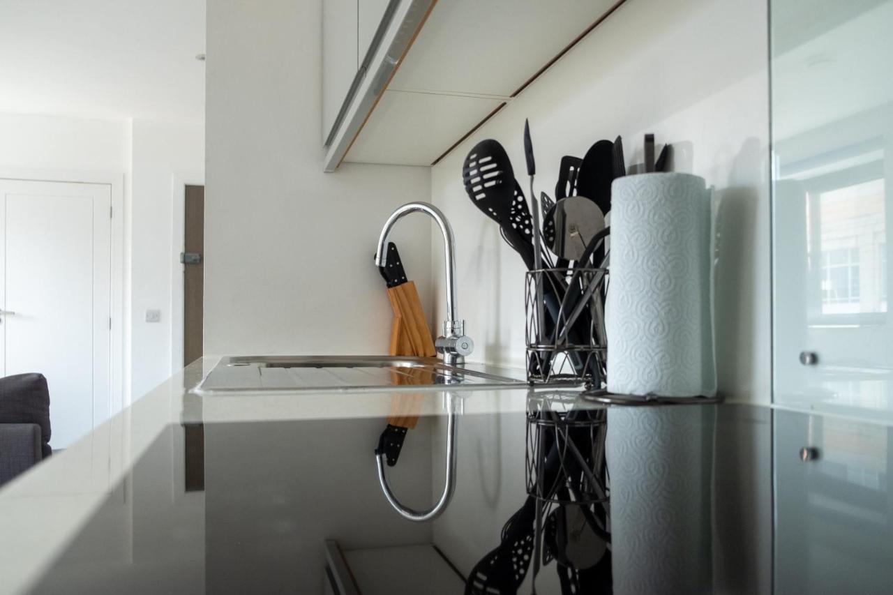 Modern One Bedroom Apartment In Town Centre & 4 Min To The Beach Борнмут Экстерьер фото