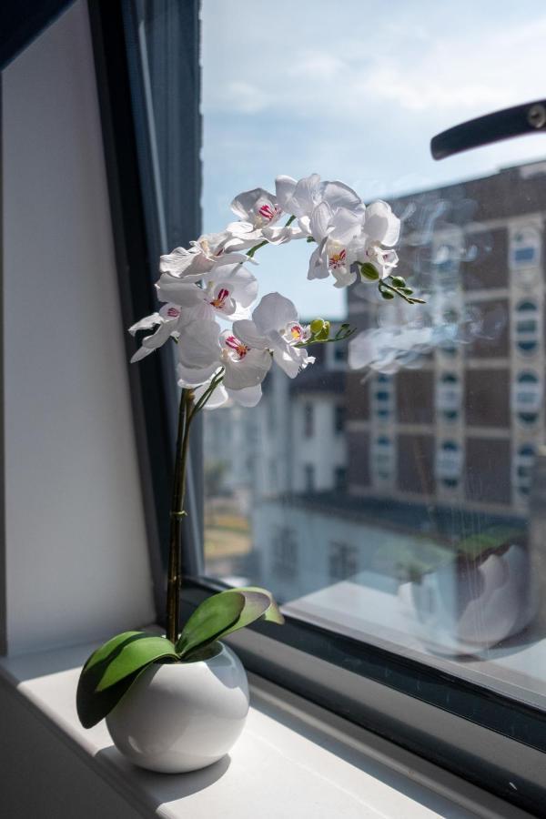 Modern One Bedroom Apartment In Town Centre & 4 Min To The Beach Борнмут Экстерьер фото